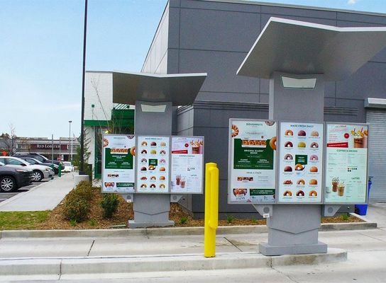 55 इंच हटाने योग्य मेन्यू बोर्ड आउटडोर IP65 3000Nits एलसीडी डिजिटल साइनेज और विभिन्न स्थापना विधियों के साथ डिस्प्ले