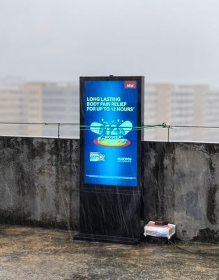 55 इंच 3000 सीडी/एम2 चमक 2 सेमी जलरोधक तटस्थ पतला बेज़ल एलसीडी कियोस्क ऊर्जा की बचत के लिए टच आउटडोर विज्ञापन